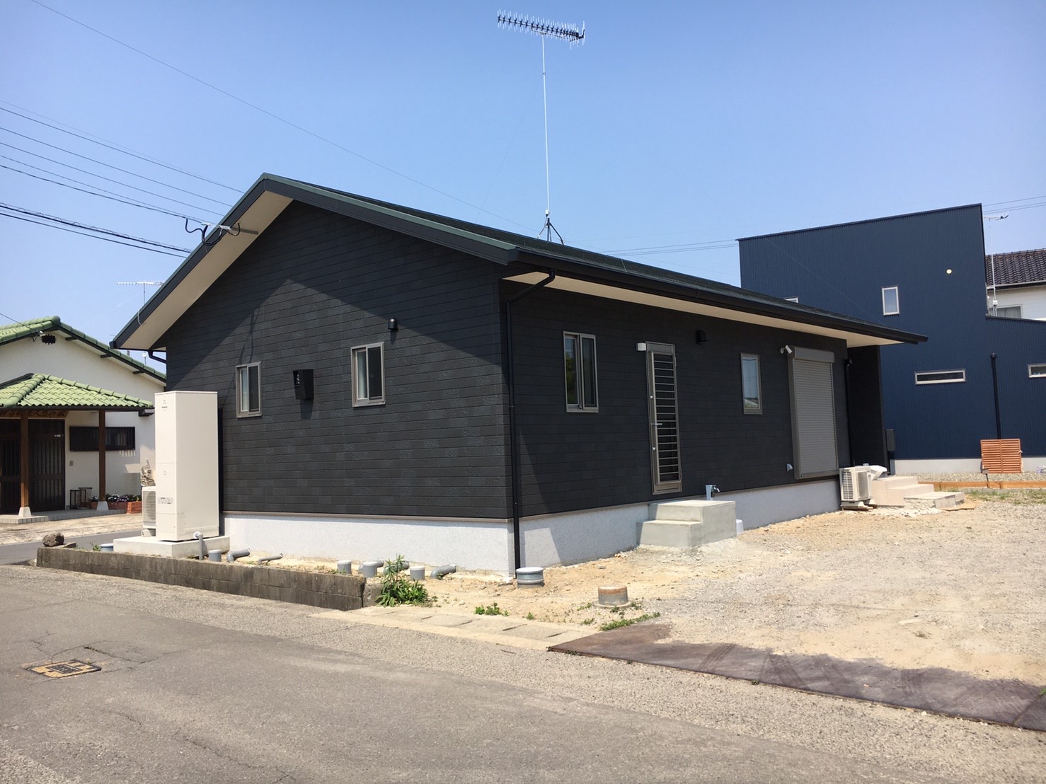 黒い外壁の平屋 外観